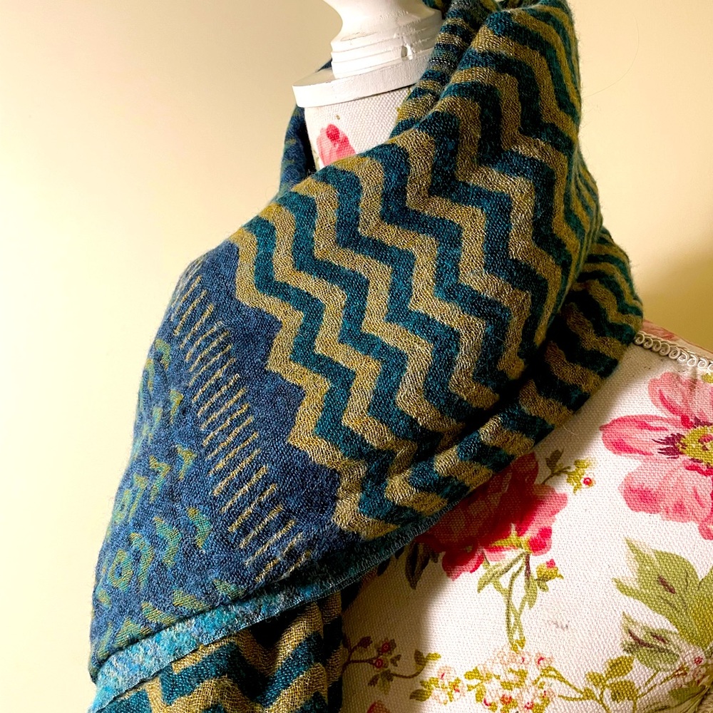 WESTSIDE | 100% Wool Stole/ Shawl | gorgeous chevron pattern - Picture 2 of 9